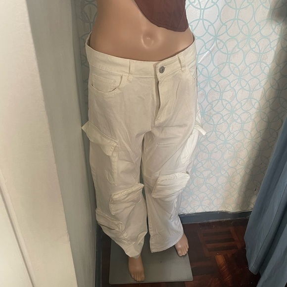 NWT Forever 21 White High Rise Jeans
Size medium - Picture 4 of 9